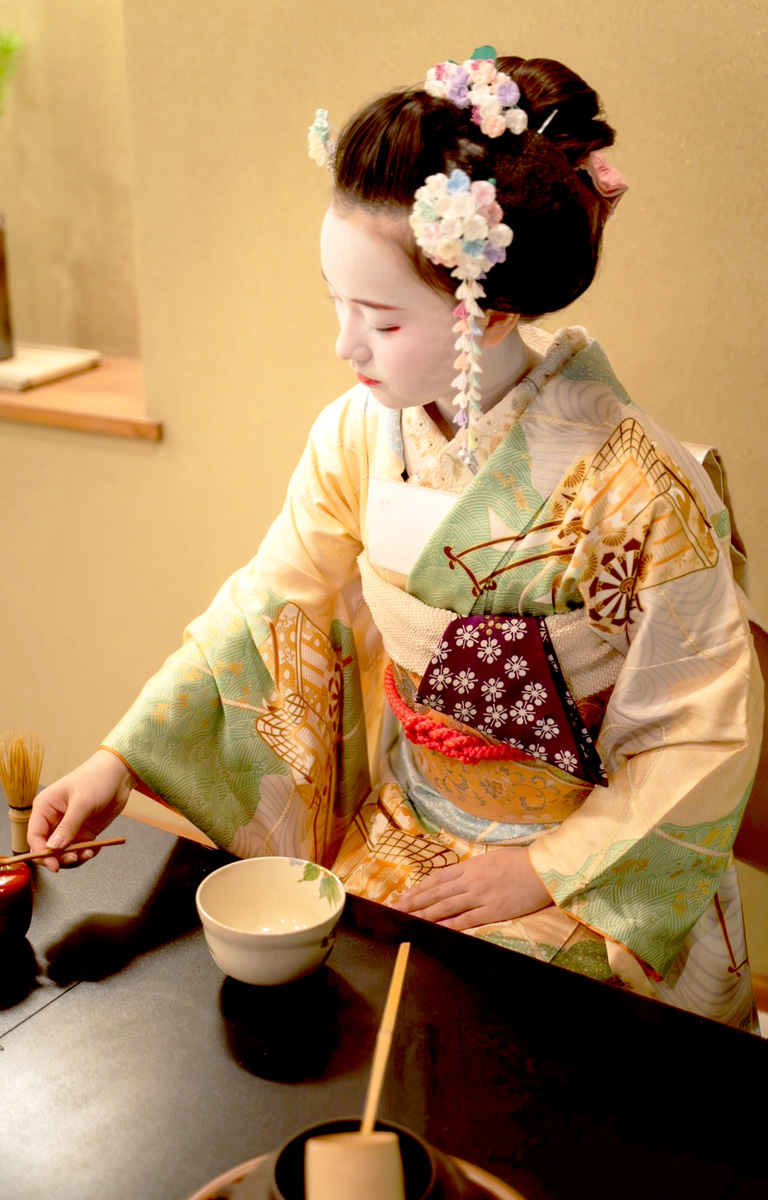 博多の伝統芸能体験 〜はかた舞娘・三味線・お座敷遊び・茶道体験〜
